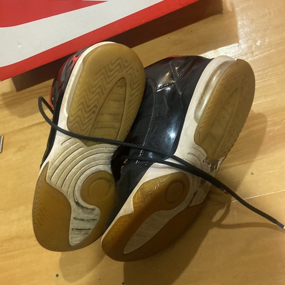 NIKE JORDAN MAX AURA BLACK AND RED HIGH TOP SNNEAKERS SZ 5YOUTH - Picture 4 of 5